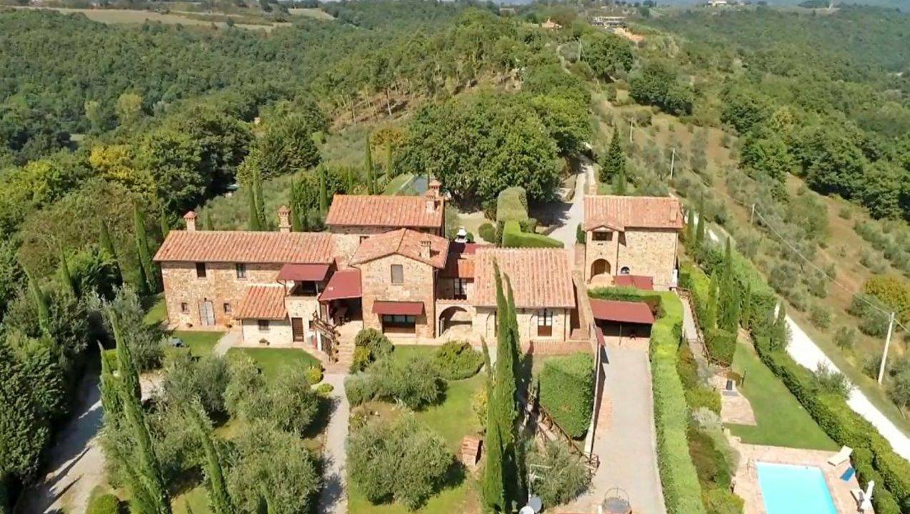 18th century farmhouse with 2 farmhouses, 2 swimming pools, 10 rooms and land for sale in a panoramic position near Città della Pieve, Umbria.