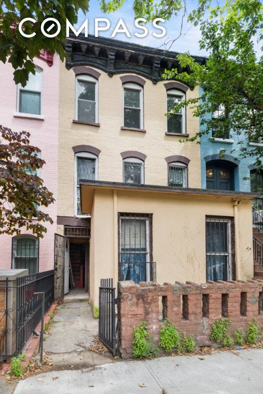 455 Warren Street is an elegant early 20th century brick townhouse that sits in the middle of a quiet and leafy block in Boerum Hill that gets very little traffic.