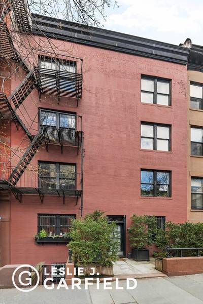 Set on one of the most coveted, tree lined blocks in Brooklyn Heights and originally built in the early 1900's as part of 25 Pierrepont Street's apartment building, 152 Willow ...