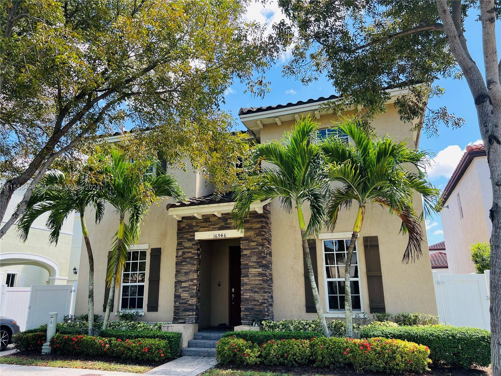 BEAUTIFUL AND SPACIOUS SINGLE HOME OF TWO STORIES OF 4 BEDROOMS 3 BATHROOMS WITH 1 BEDROOM IN THE LOWER LEVEL AND 3 BEDROOMS SPLIT PLAN IN THE UPPER LEVEL INCLUDING ...