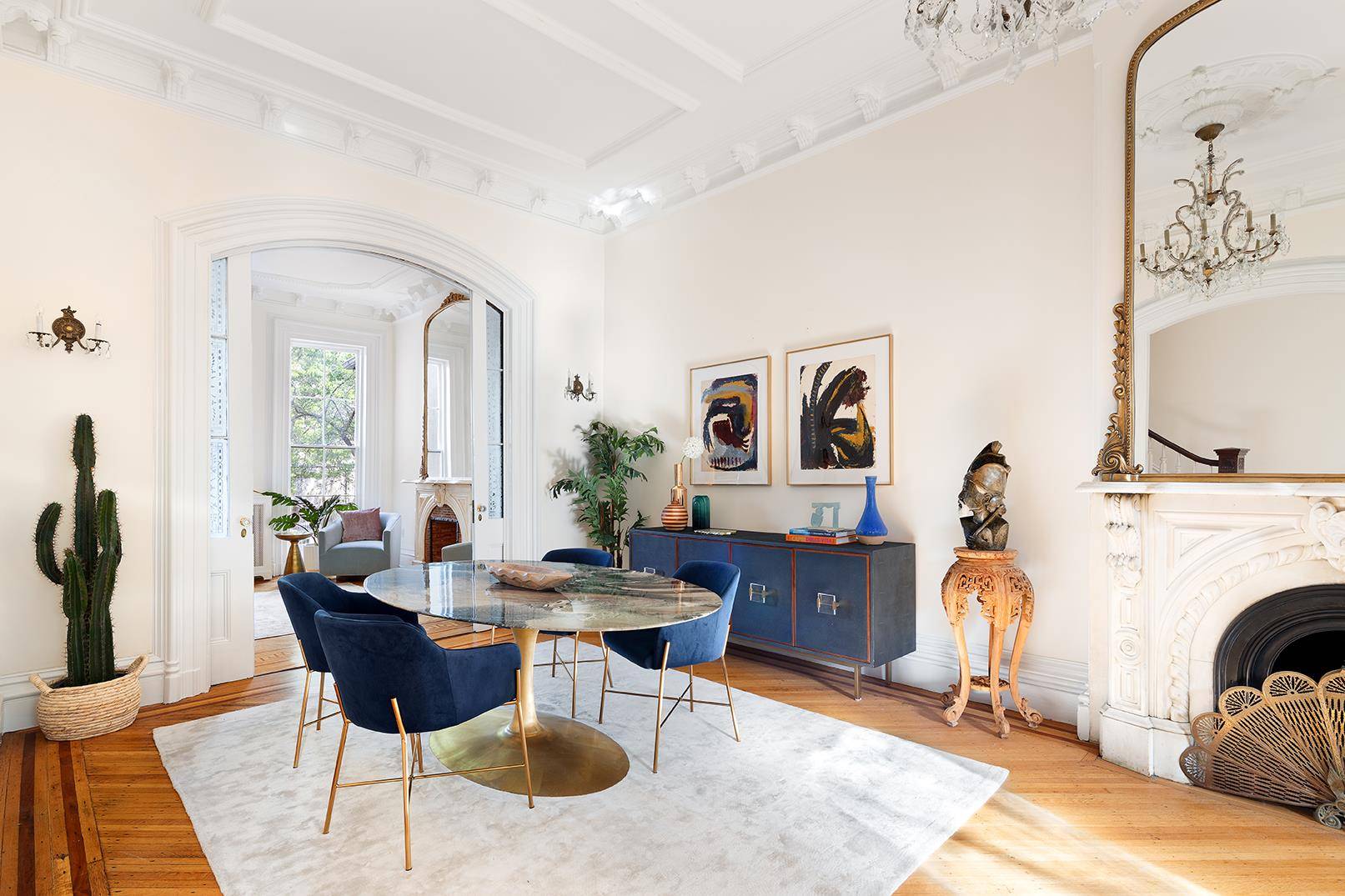 141 St. James is an exquisitely restored and modernized Italianate brownstone built in 1871.