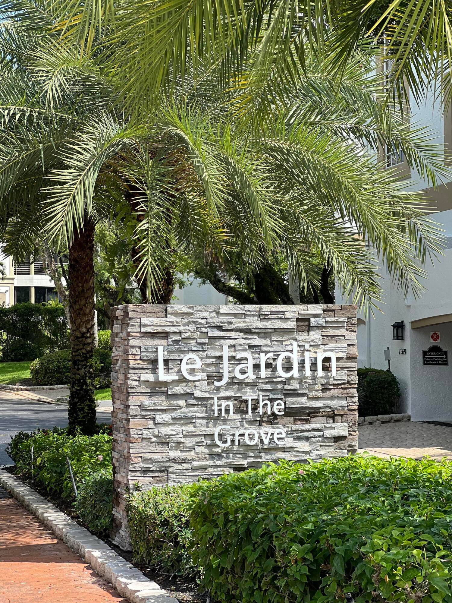 Golf and tennis membership included, one golf cart space, golf cart additional feeParking space directly in front of elevatorCan see all from windows with smashing view Walk to houses of ...