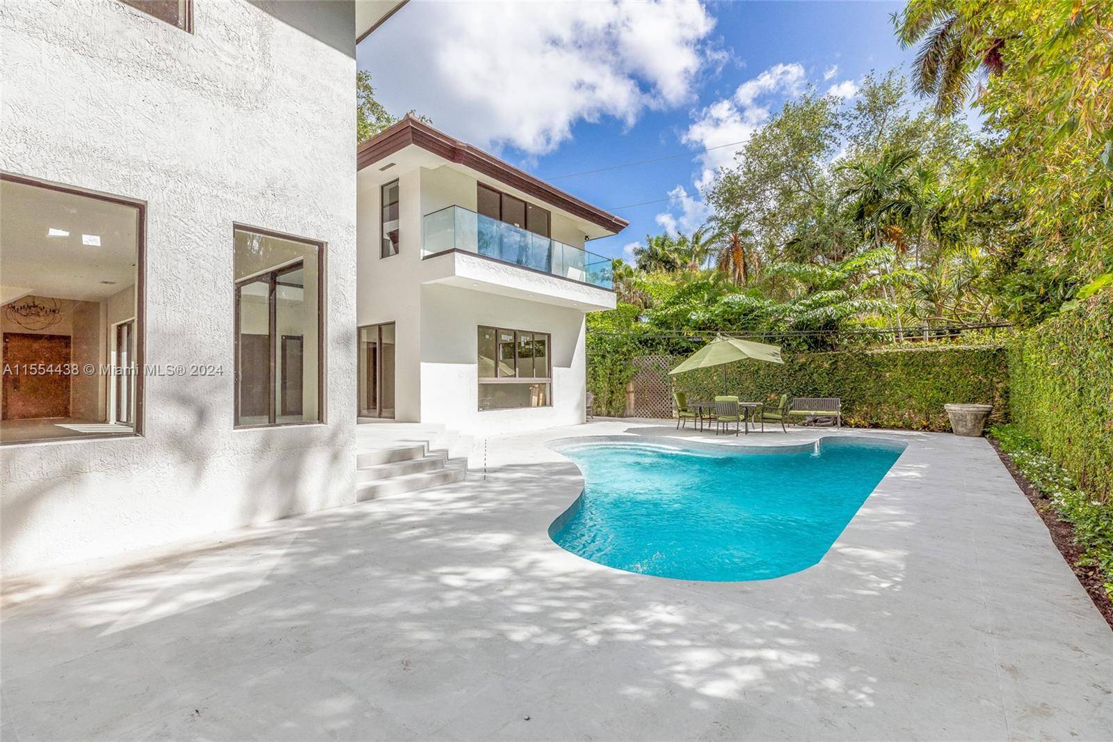 Contemporary House with pool in the heart of Coconut Grove.
