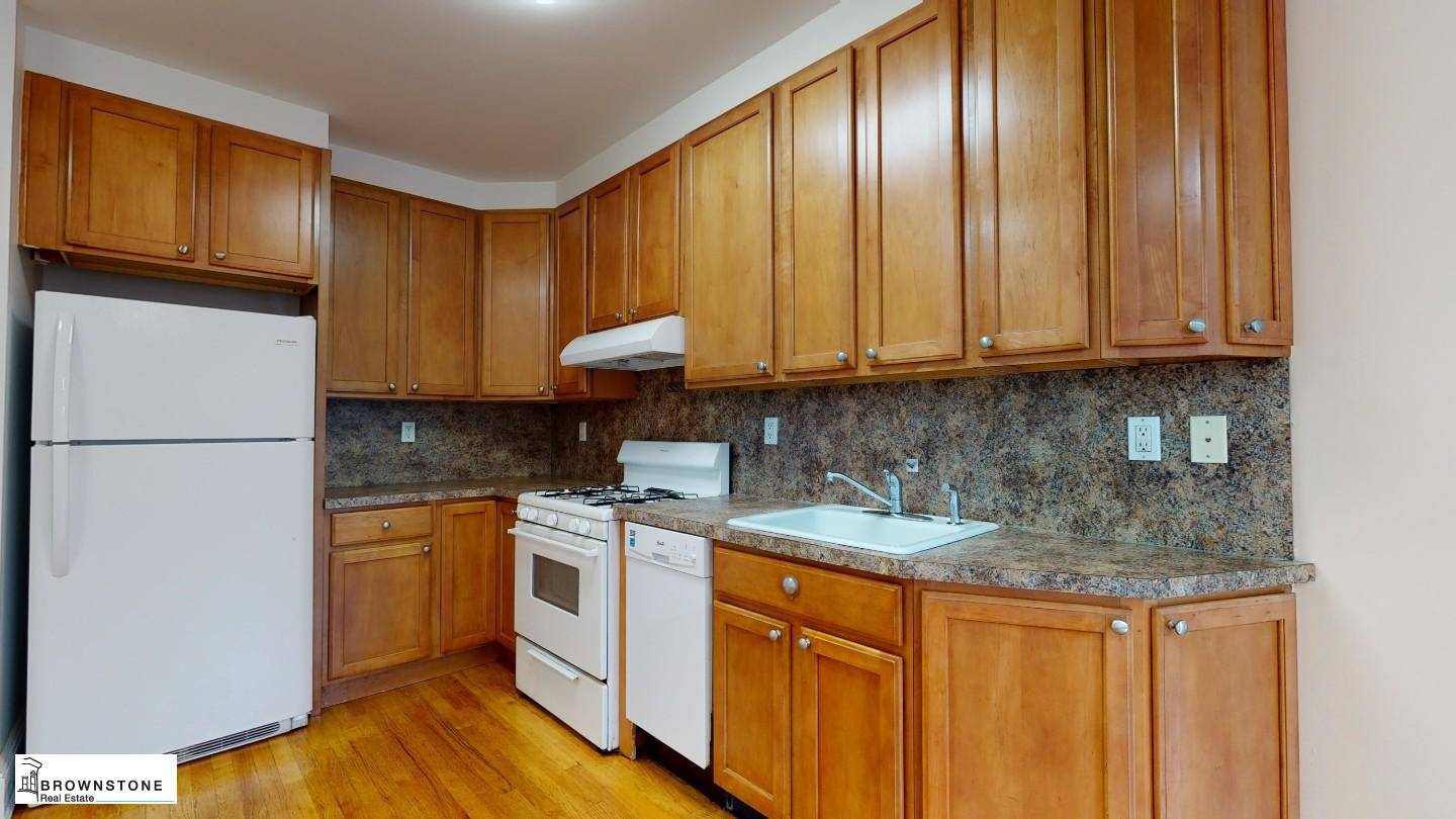 Beautiful three bedroom in Prime Carroll Gardens, located on Court Street in an impeccably maintained property !