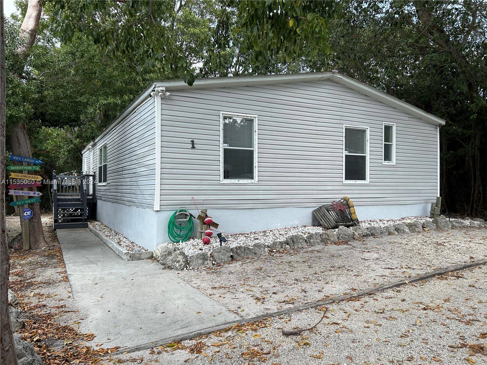 Ready to move into a manufactured home in Key Largo mile marker 106 fully furniture.