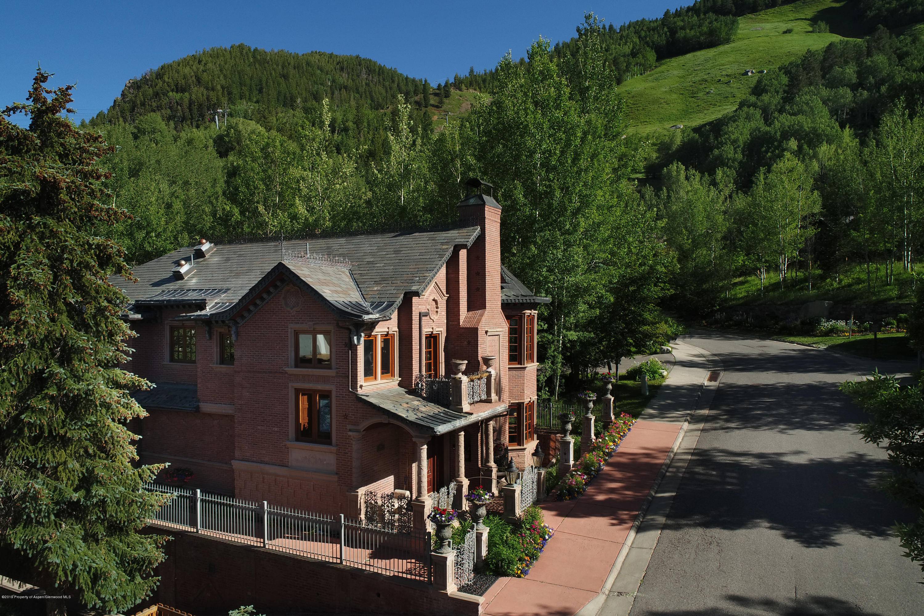 This spectacular townhome features all the comforts of home to ensure a fantastic stay for all those escaping to the mountains.
