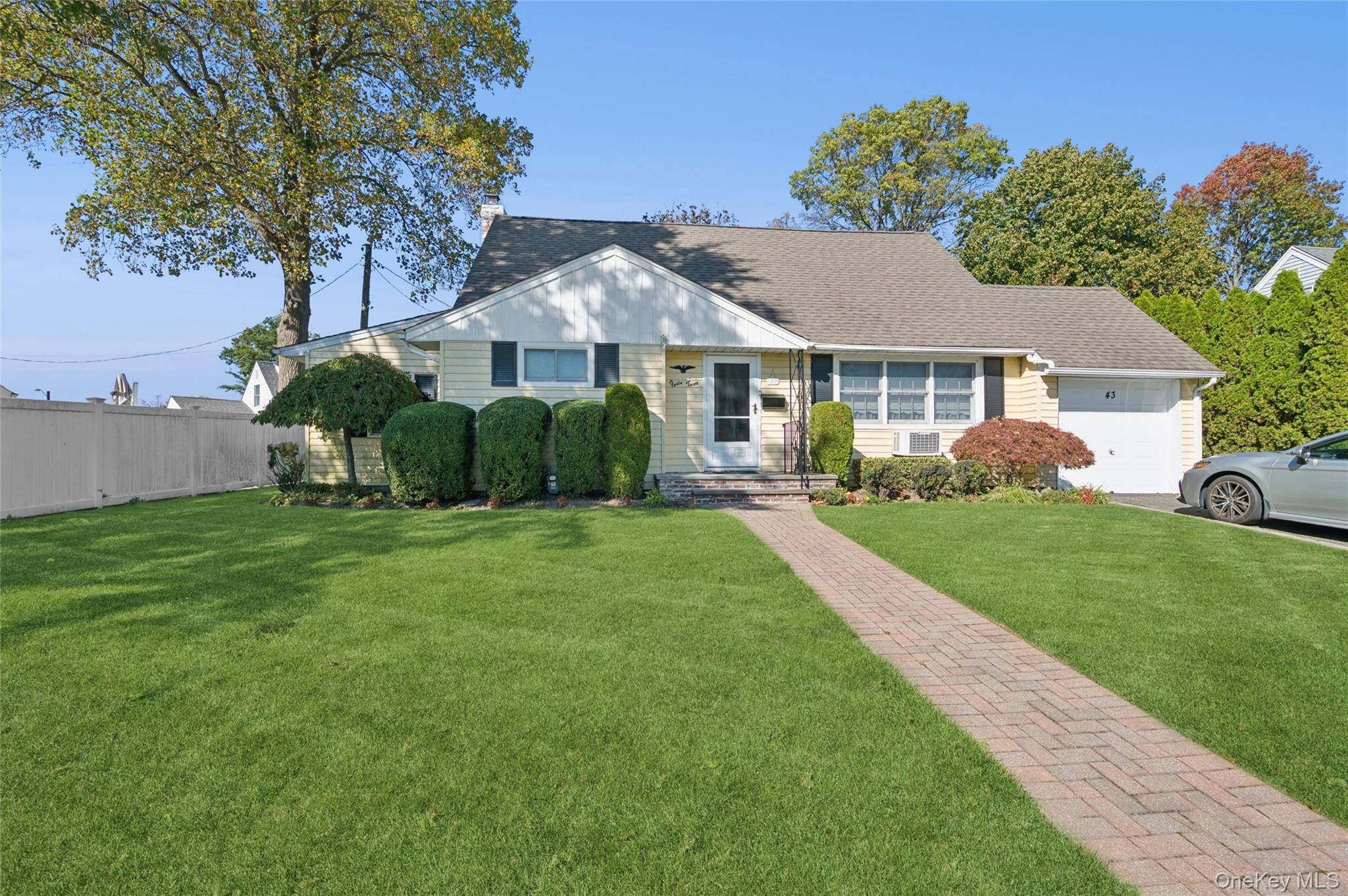 Welcome to 43 Briarcliff Road in Westbury !
