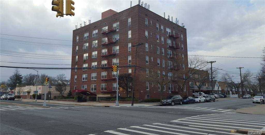 Excellent condition 1 Bedrooms Co Op apartment, located in a 6 story building.