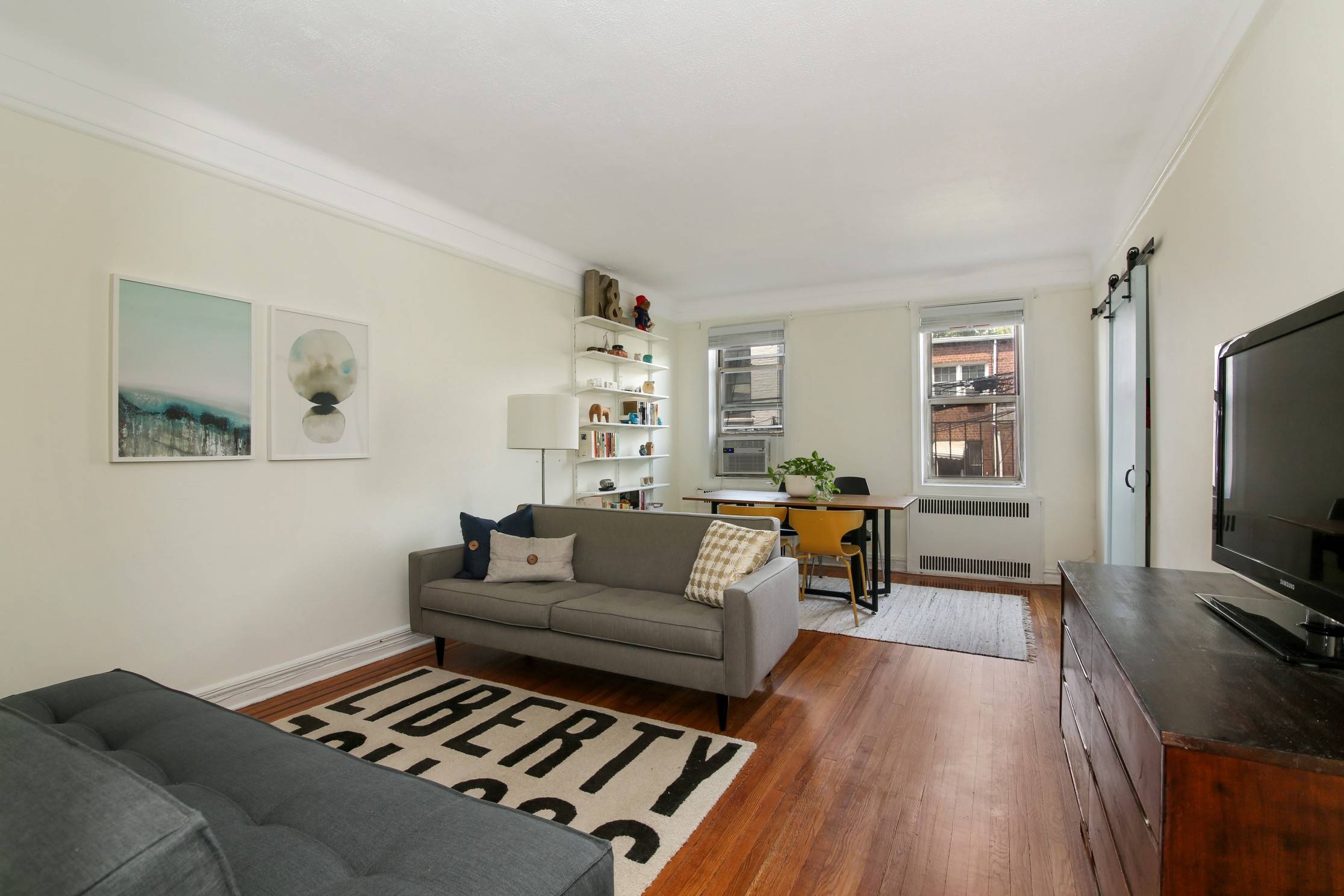 Gorgeous One and a half bedroom apartment in Kensington !