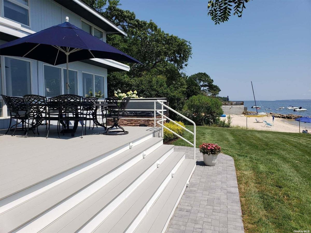 Enormous Deck for Entertaining