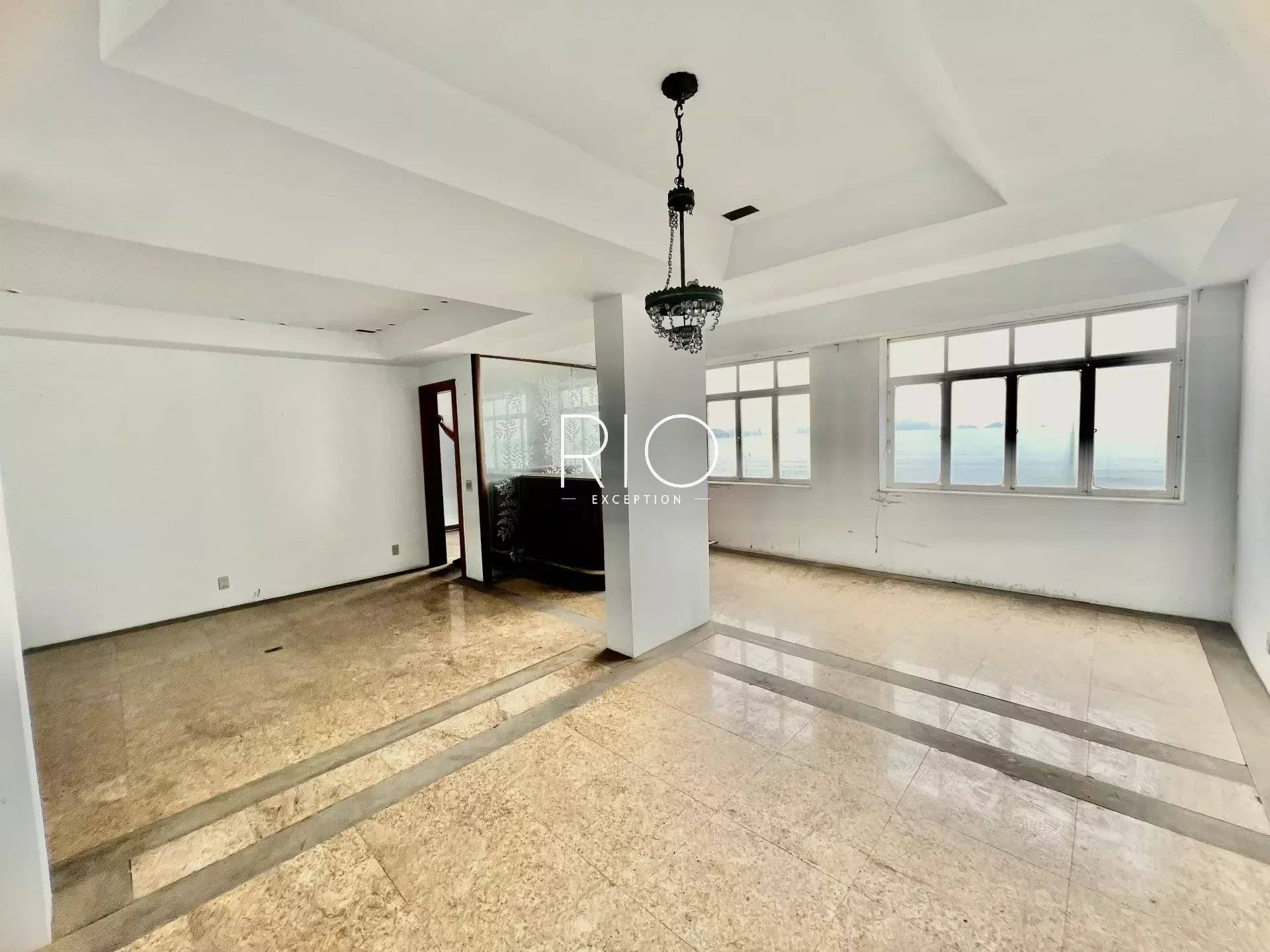 COPACABANA / Av. Atlântica, Poste 5, 224m2 apartment to renovate - Full sea view !