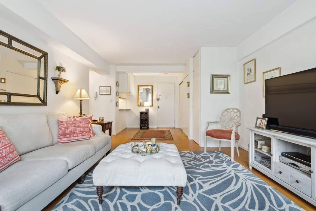 PRIME MURRAY HILL ONE BEDROOM Located on a tree lined block with city views and the iconic Chrysler Building.