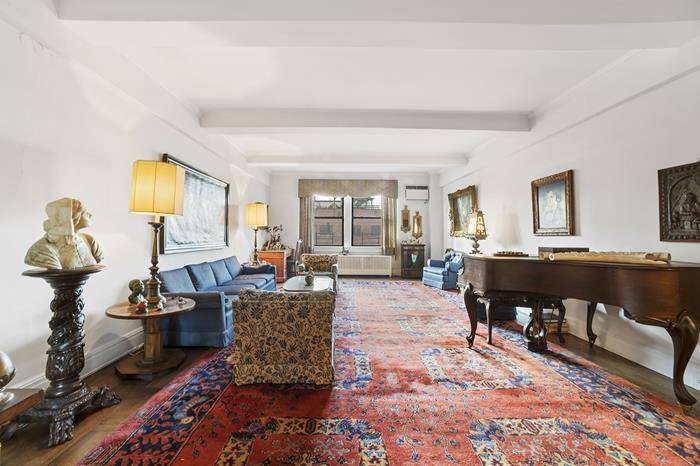 This expansive Classic 8 prewar apartment features a wonderful layout, enormous rooms, high ceilings, excellent light and partial river views.