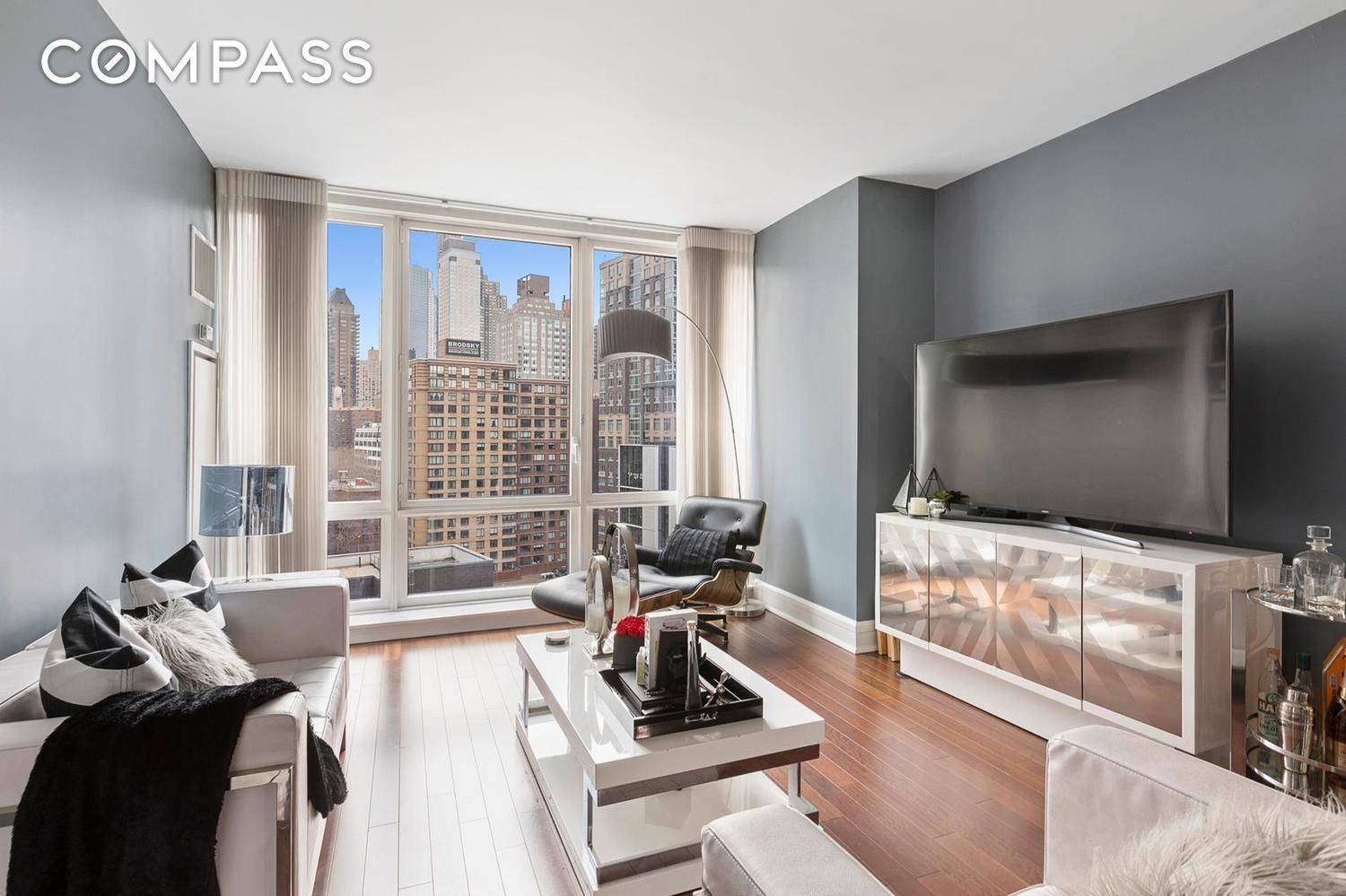 This gracious 1 bedroom, one full bath boasts dramatic skyline views, and spacious closets.