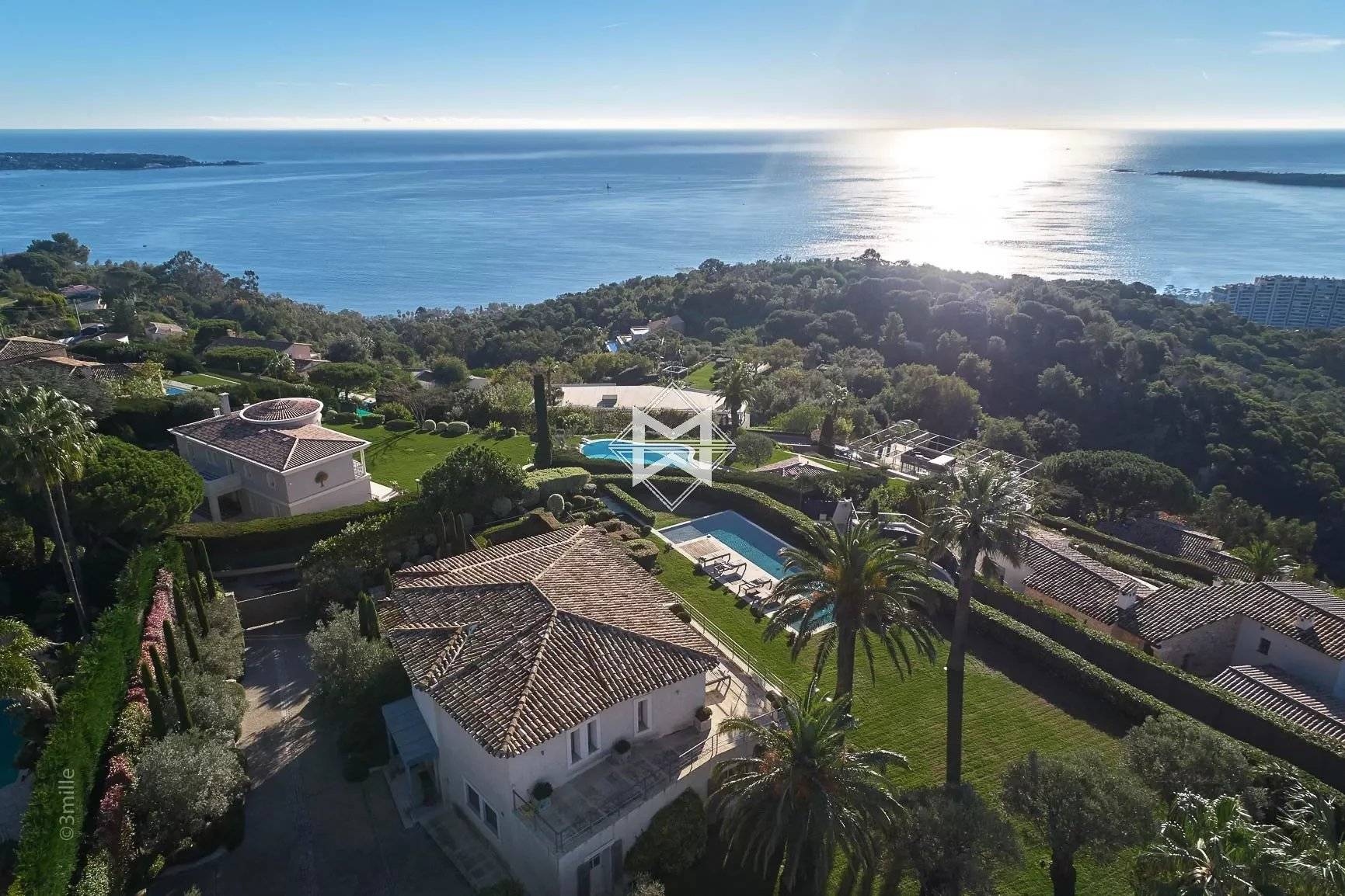Sale - Villa - Cannes - Splendid villa featuring exclusive interior design and panoramic view -  370 m² living area on a flat plot of 2000 m² land