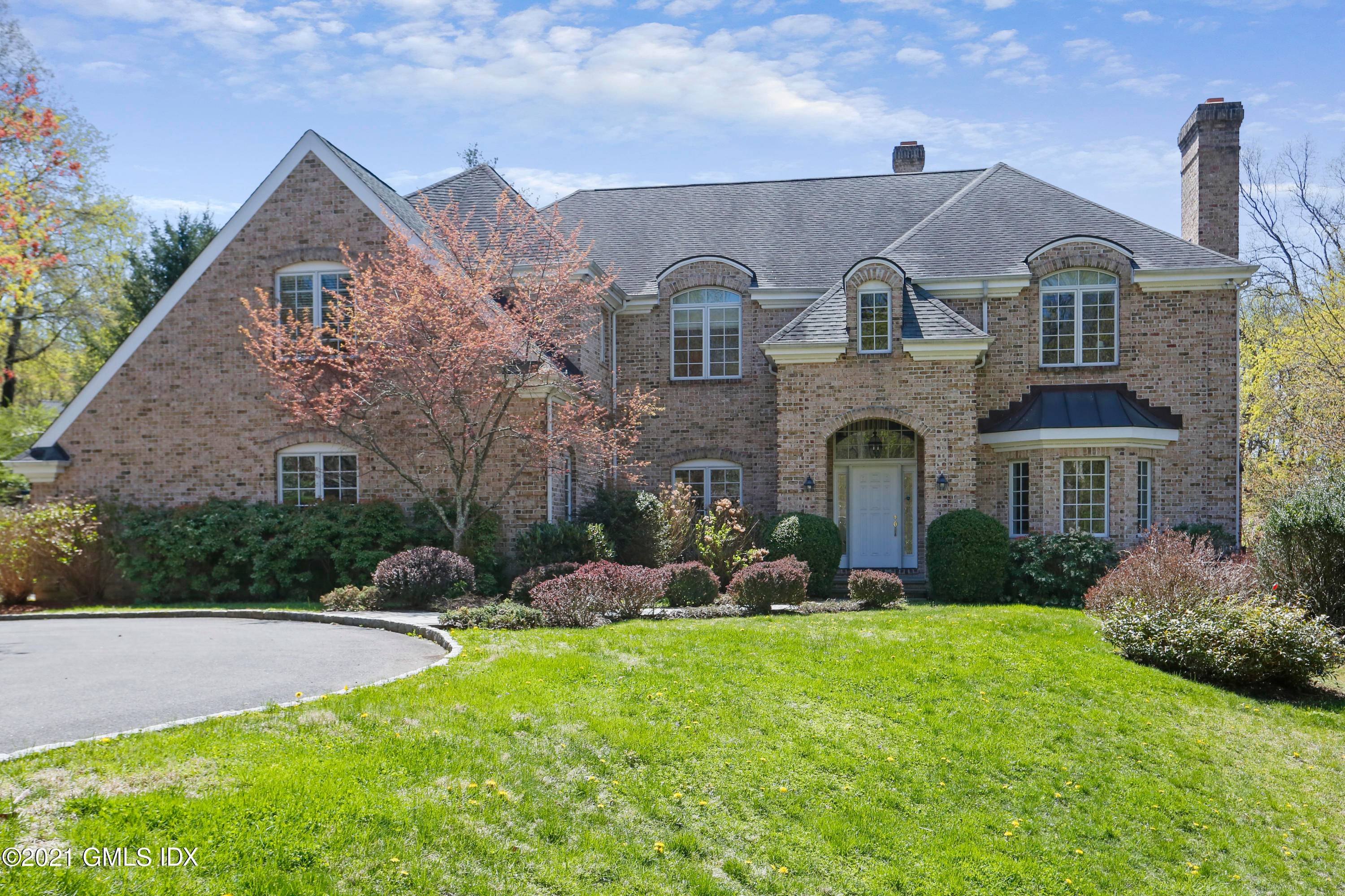 In the estate area of Hillcrest Park Association, a grand, impressive house with up to 7 bedrooms, 5 baths, 2 powder rooms.