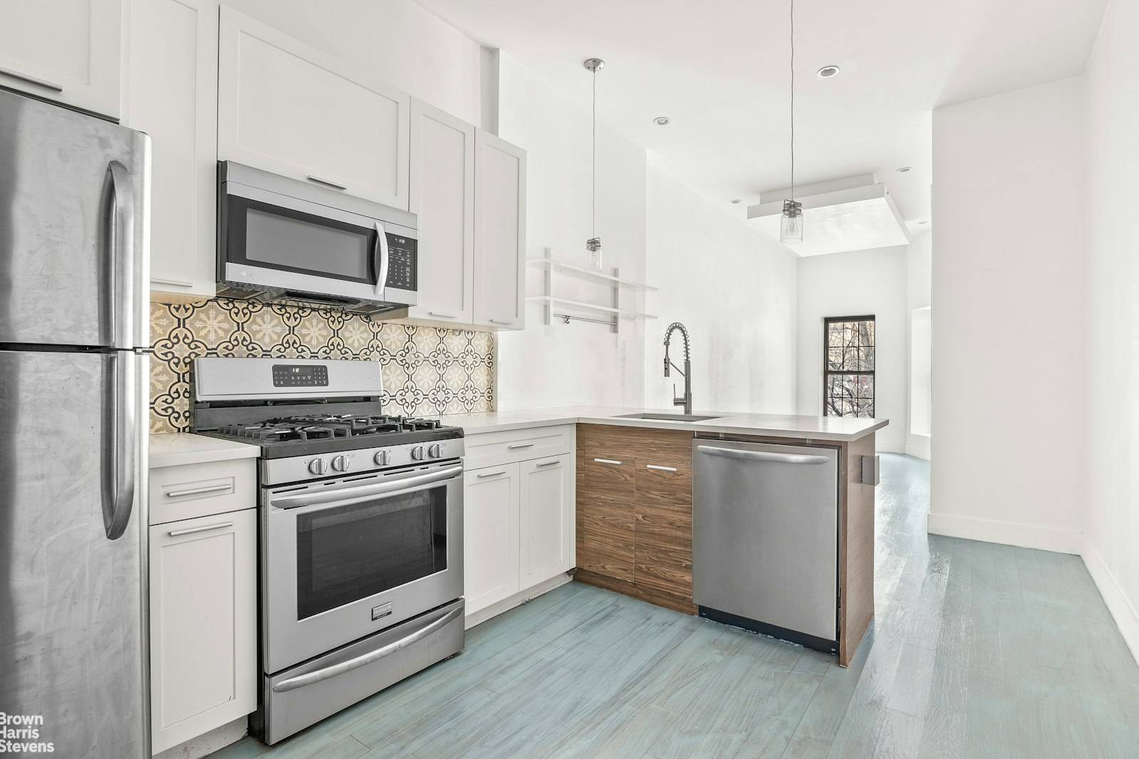 NO FEE Sunny and beautiful 3 bedroom apartment near some of Bed Stuy's most popular hangouts.