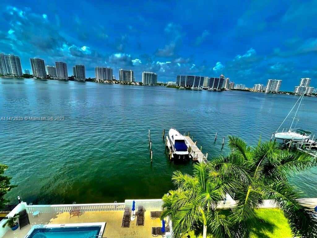 Beautiful 3 bedrooms with amazing wide open intercostal view.