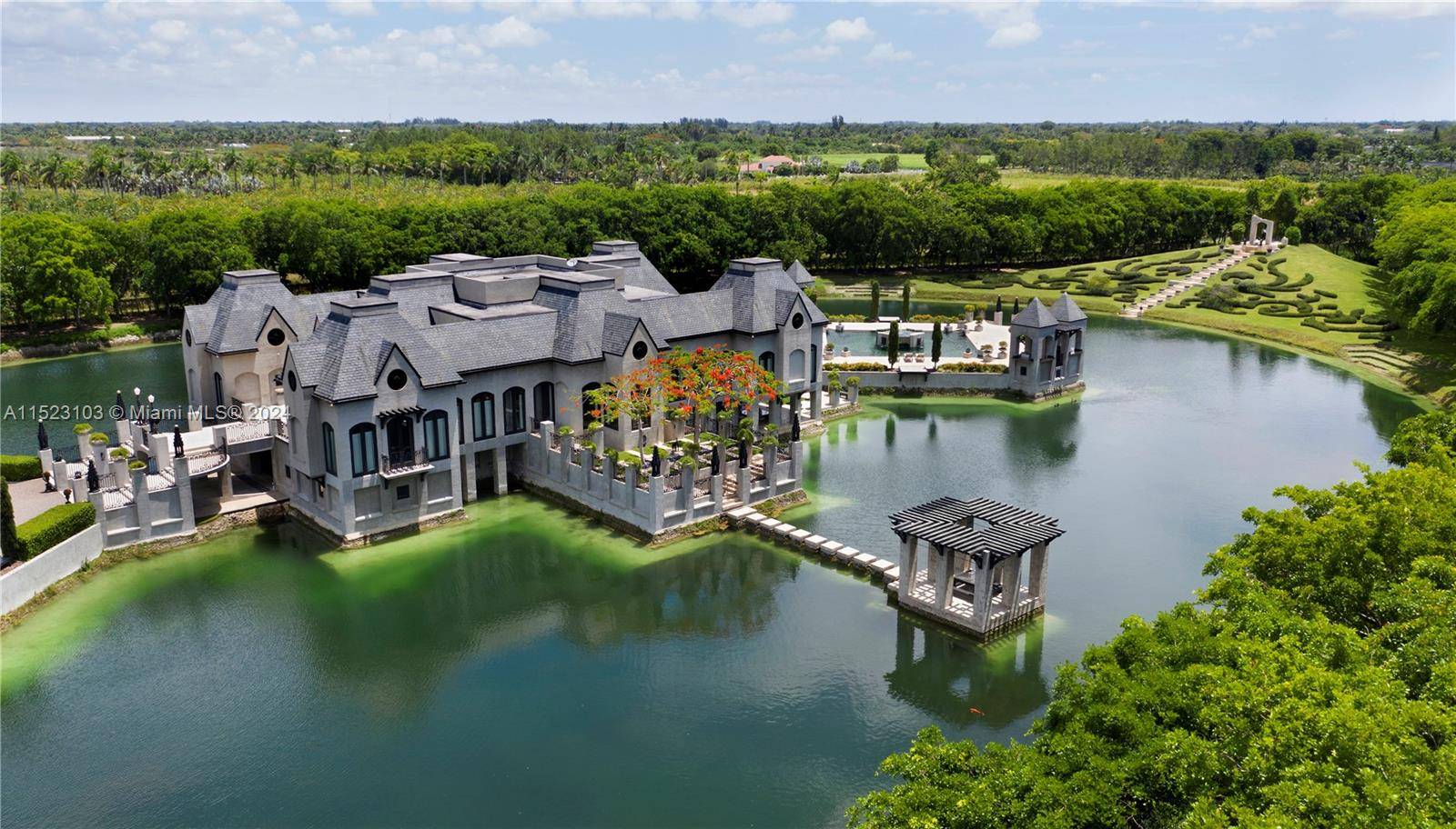Experience Château Artisan, a masterpiece built designed by renowned Architect Charles Sieger.
