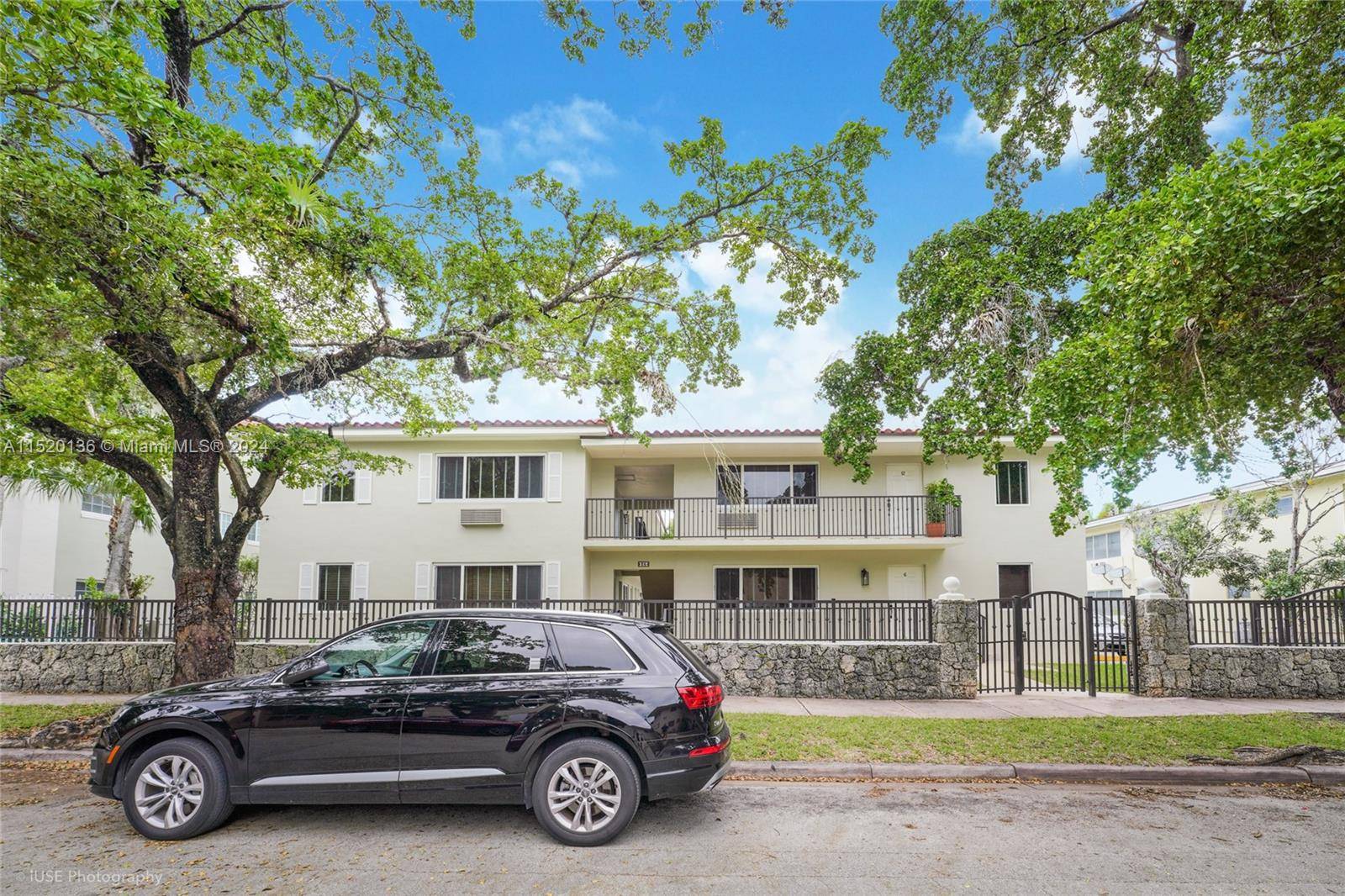 Beautiful apartment building for sale in Coral Gables.