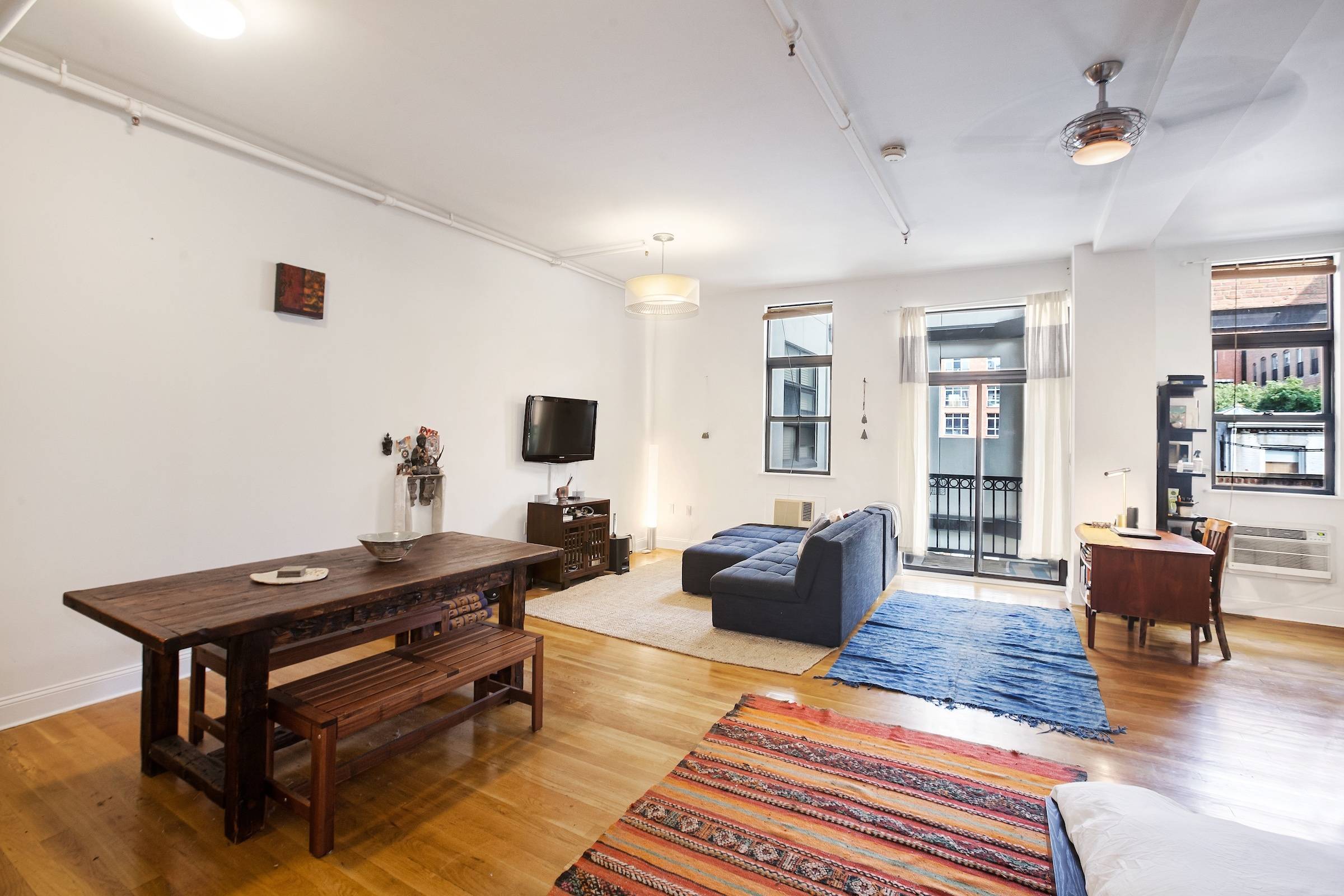 This charming and spacious open studio loft with private balcony boasts 11 ft high ceilings and beautiful hardwood floors.