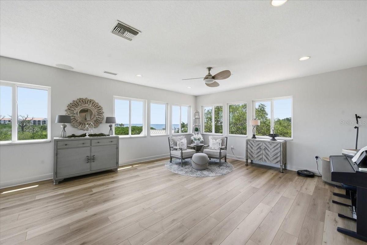 Large main living area with flex space