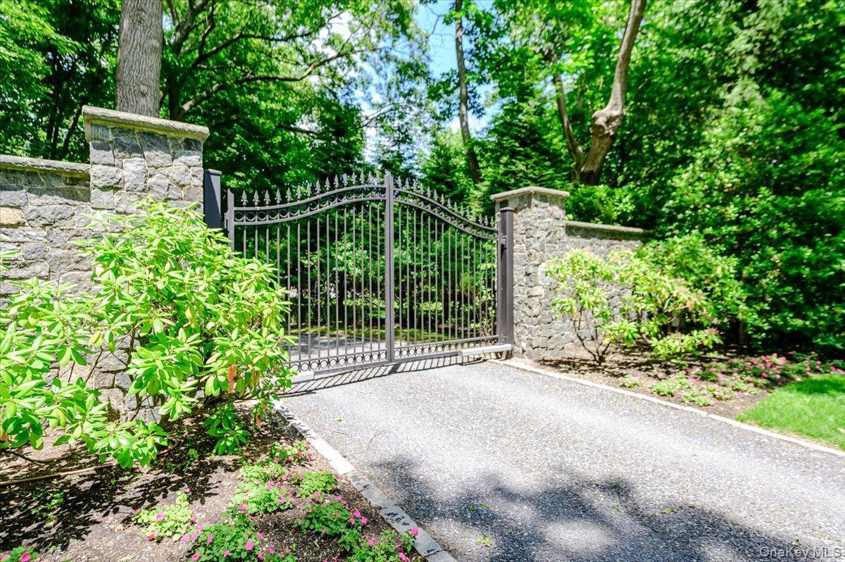 Once in, 800' crushed stone entry with NYC Belgian block curb.