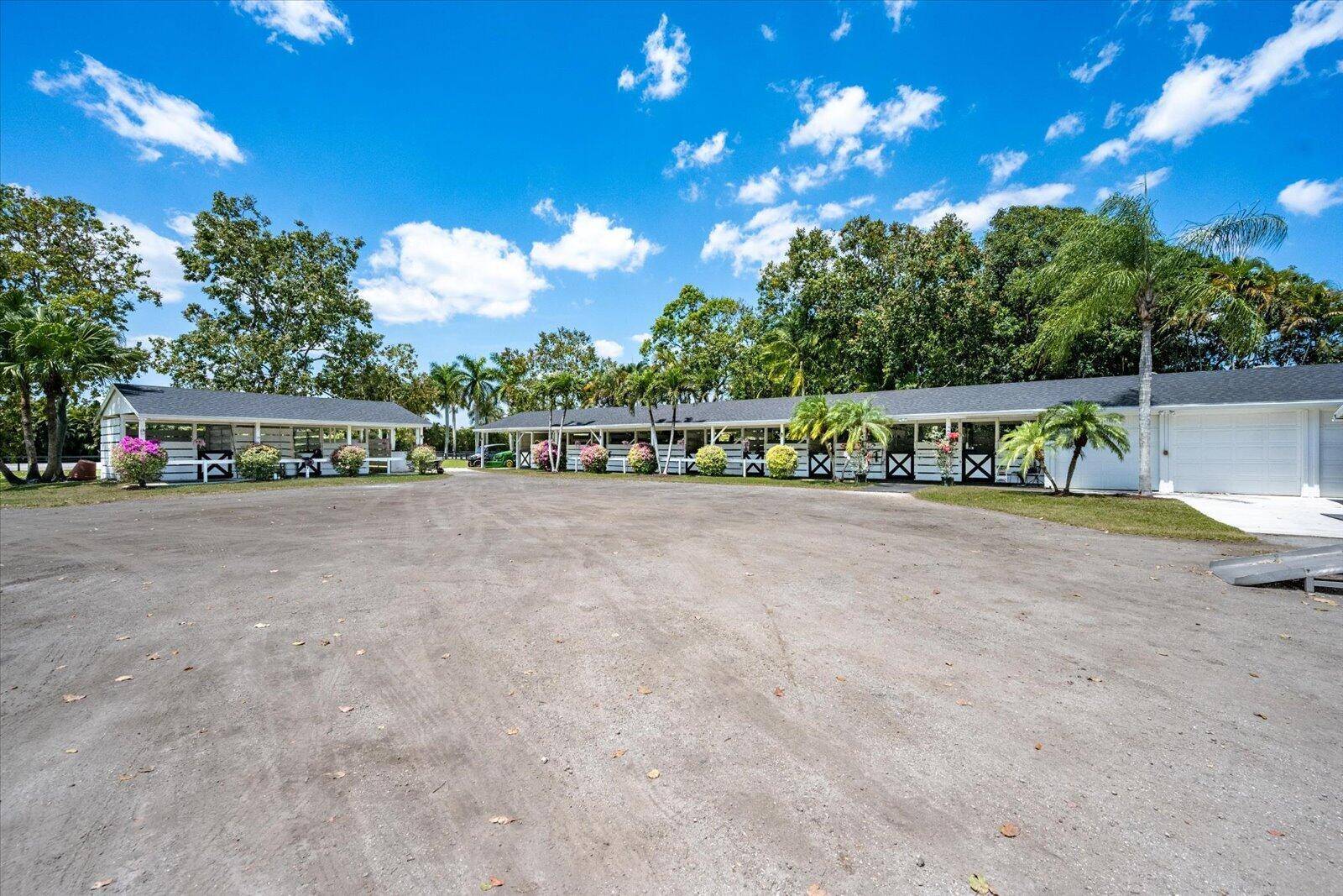 Beautiful 12 stall serene farm ; hacking distance to the horse show, with 12 stalls available.