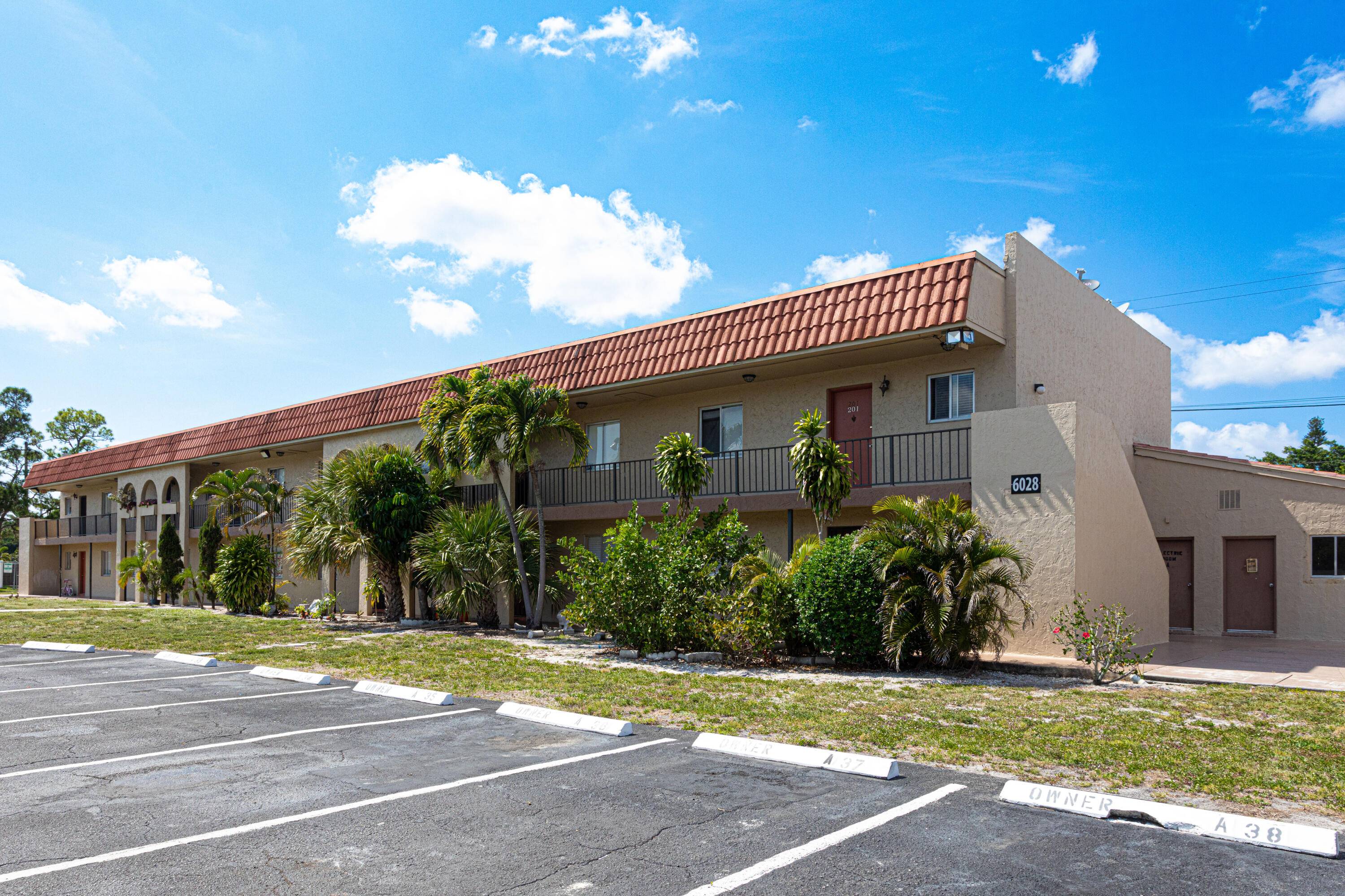 All ages Welcomed condo with tenis court and pool, kids and family friendly on the heart of west palm beach.