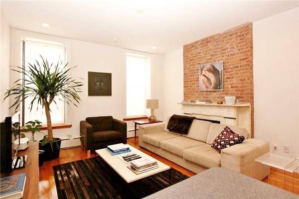 Pet Friendly Stylish Spacious Modern 3 Bedroom Loft Apartment Offers Well Proportioned Rooms, Tall 11ft Ceilings, Multi Zoned A C, Exposed Brick, Wide Oak Floors, Recessed Lighting, Over sized City ...