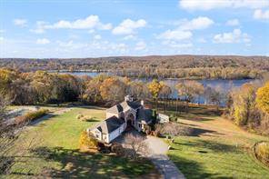 Looking for an amazing house on the CT River ?