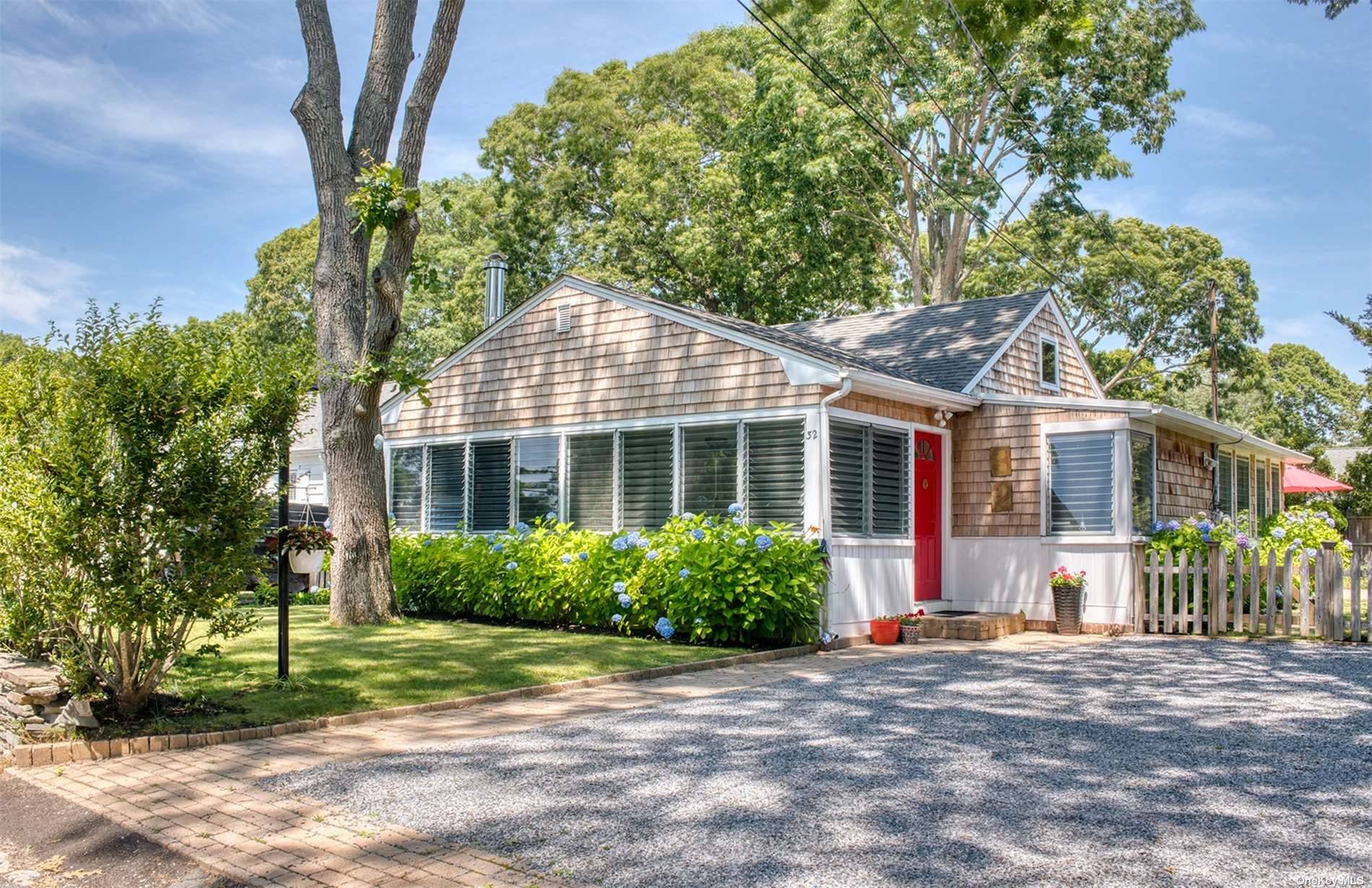 Gracious cottage in the heart of Pine Neck.