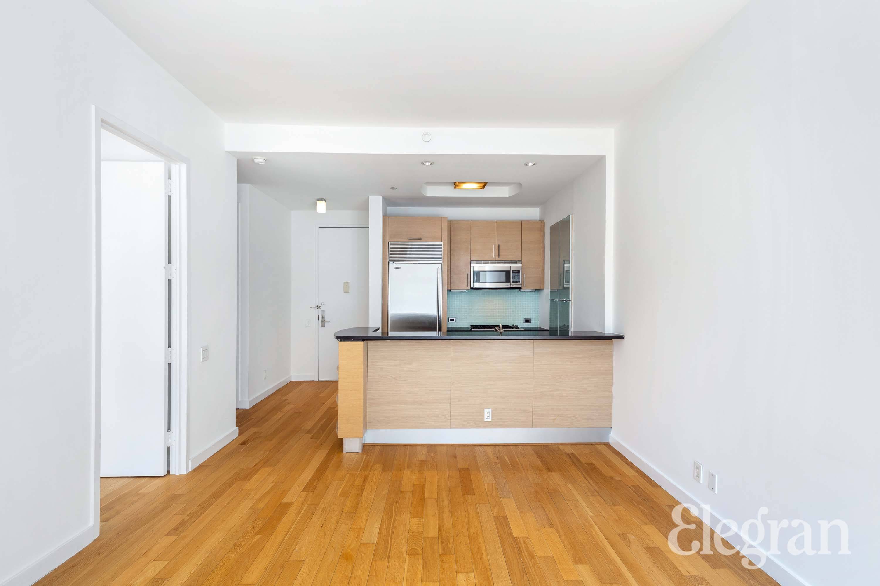 Spacious, luxurious 1 bed, 1 bath apartment located on one of Manhattan s most prestigious blocks, Fifth Avenue.