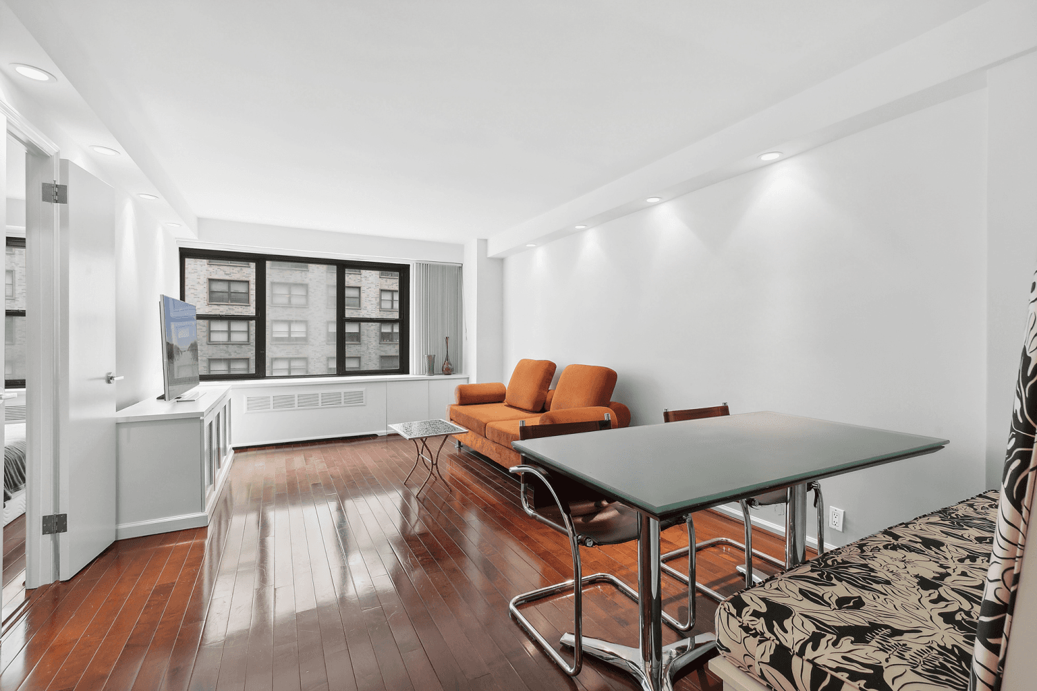 220 East 57th Street is centrally located and residents enjoy all conveniences of living in midtown.