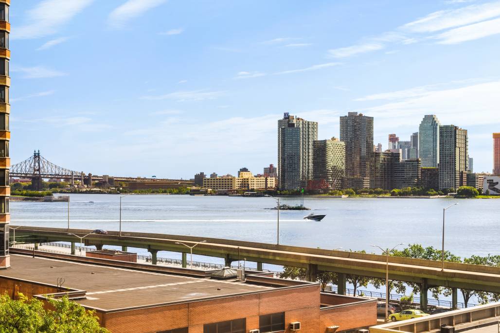 Welcome to this beautiful alcove studio apartment with expansive views of the East River.
