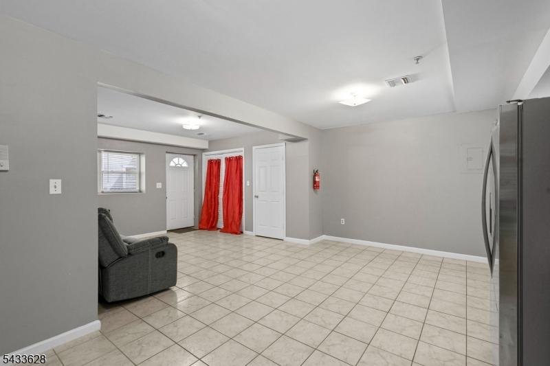 1ST FLOOR APT