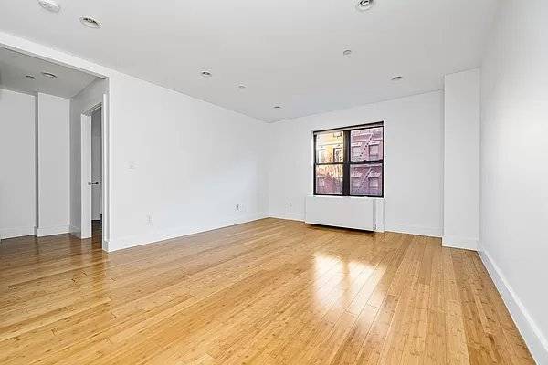 Welcome to your extra large one bedroom home in the modern Pecora Condominium located on one of Harlems prettiest blocks.