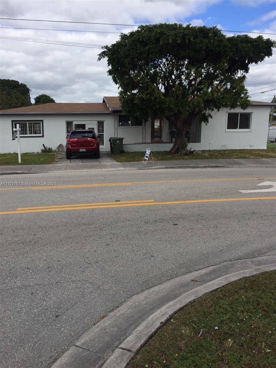 3 BEDROOM 2 BATHS. FLORIDA ROOM, NEW ROOF, REMODELED AND FRESHLY PAINTED INSIDE, NEWLY LANDSCAPED, PROPERTY NEXT DOOR ZONED PLANNED RESIDENTIAL OFFICE.