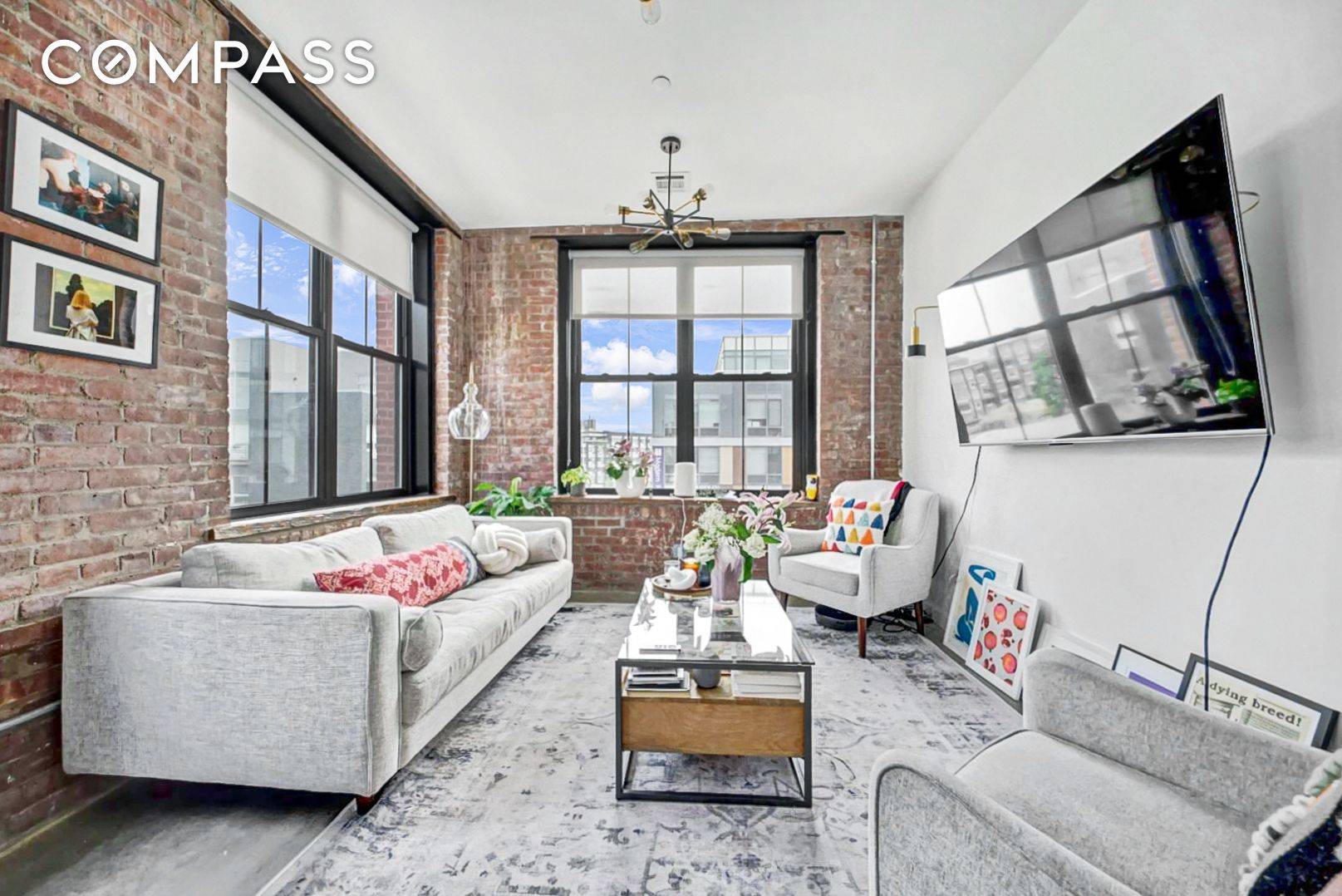 Outstanding corner loft with double exposure, walls of brick and large windows.