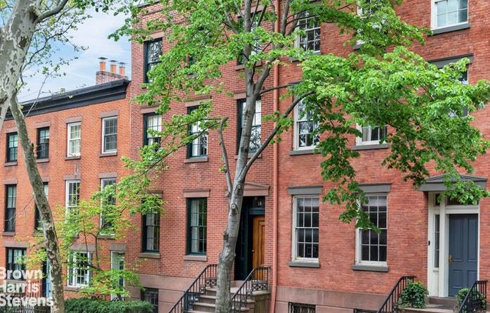 HANDSOME HEIGHTS TOWNHOUSE One of three in a row of stately Greek Revival townhouses, 14 Willow Place is listed in the city directory in 1846.