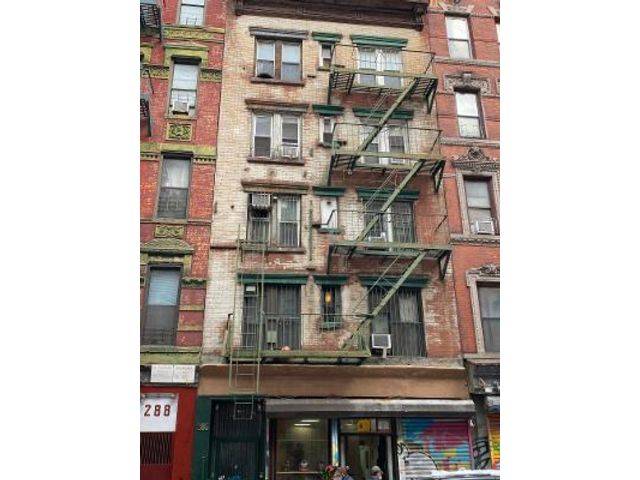 Manhattan Lower East side Off Chinatown prime location !