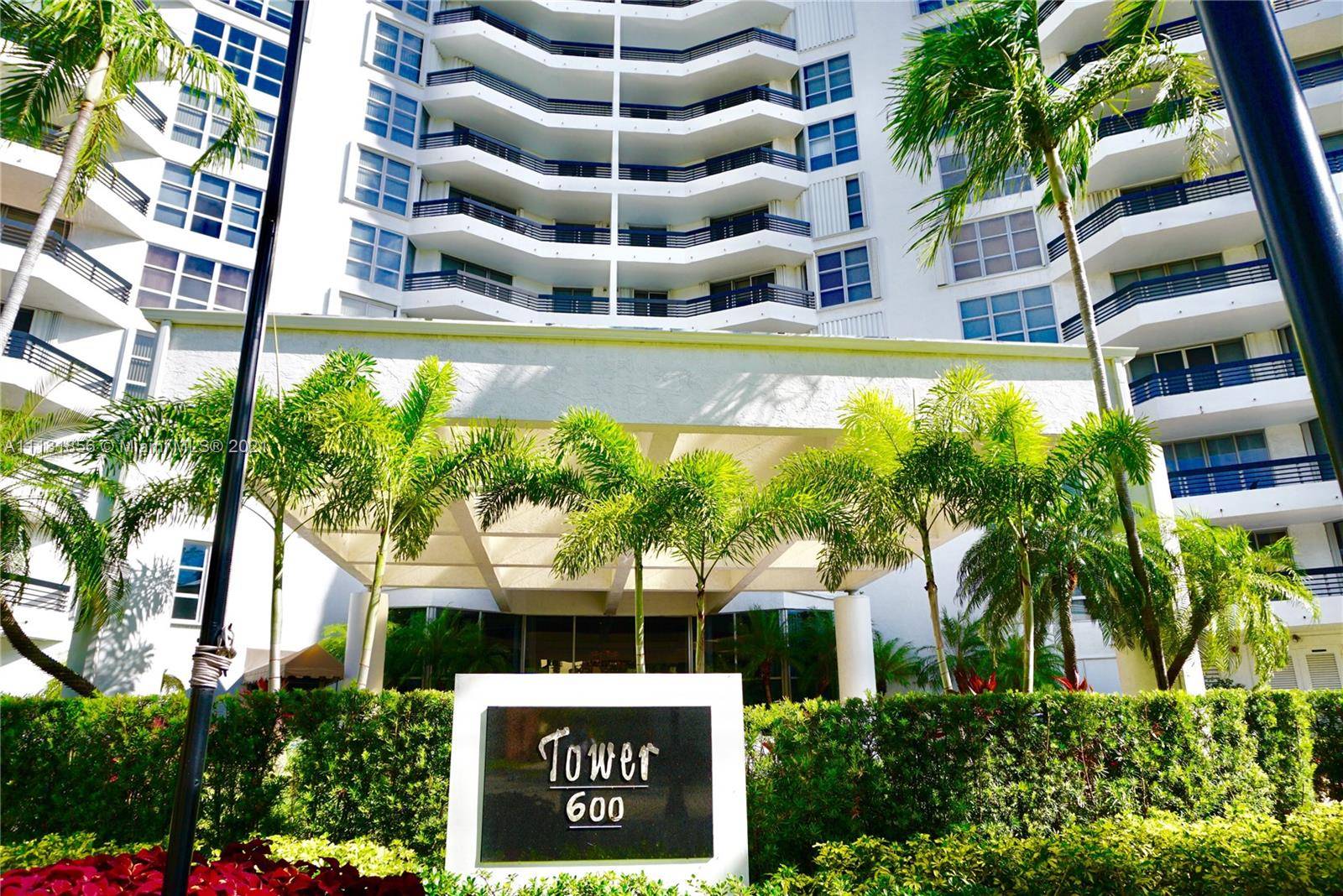 One of the best Bay view in Aventura Fl, Fantastic location, Close to Aventura Mall and Sunny Island Beach, easy access, gated community, concierge, private community pool and yacucci, Gym.