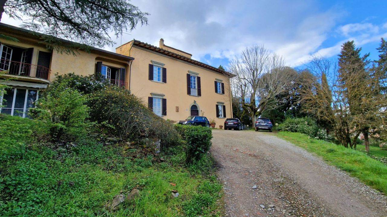 Nineteenth-century Leopoldina villa with annexes and 1 hectare of land, immersed in the countryside, for sale close to the city of Arezzo, Tuscany.