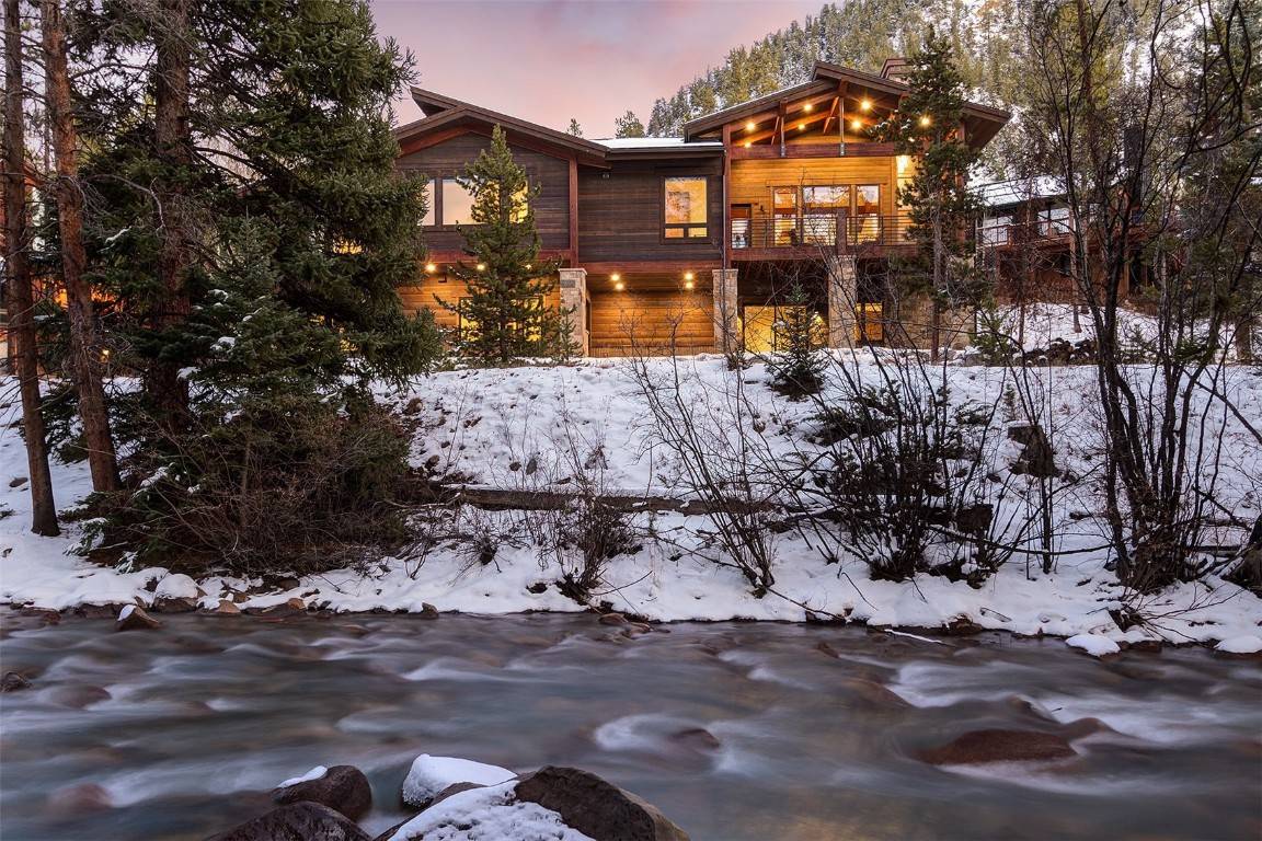 This Keystone masterpiece is thoughtfully placed in a tranquil sanctuary right on the Snake River.