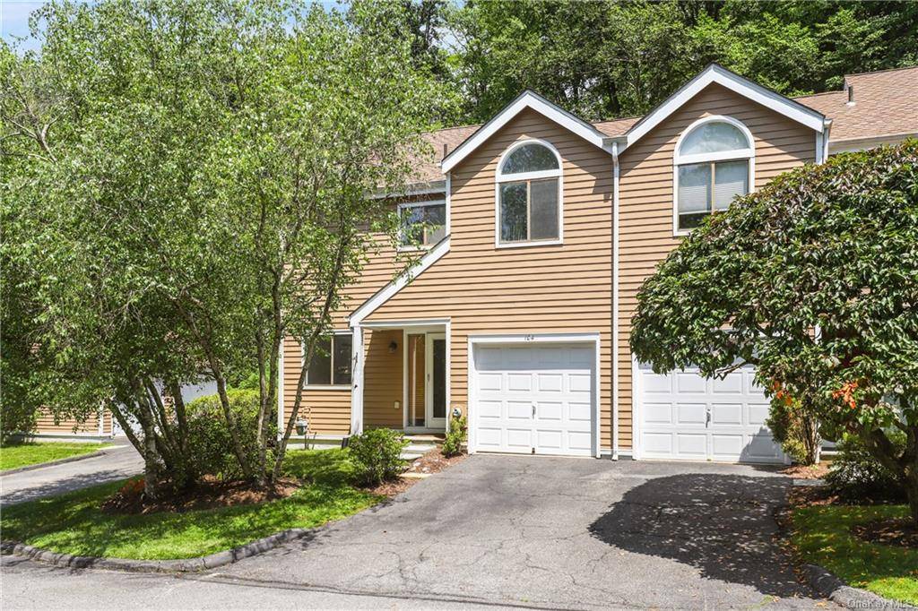 Beautifully maintained end unit within the very desirable Old Farms Community in Chappaqua.