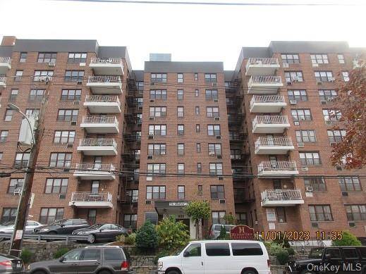 Move in ready Junior 4 coop located by the Hudson River in Yonkers This 800 sq.