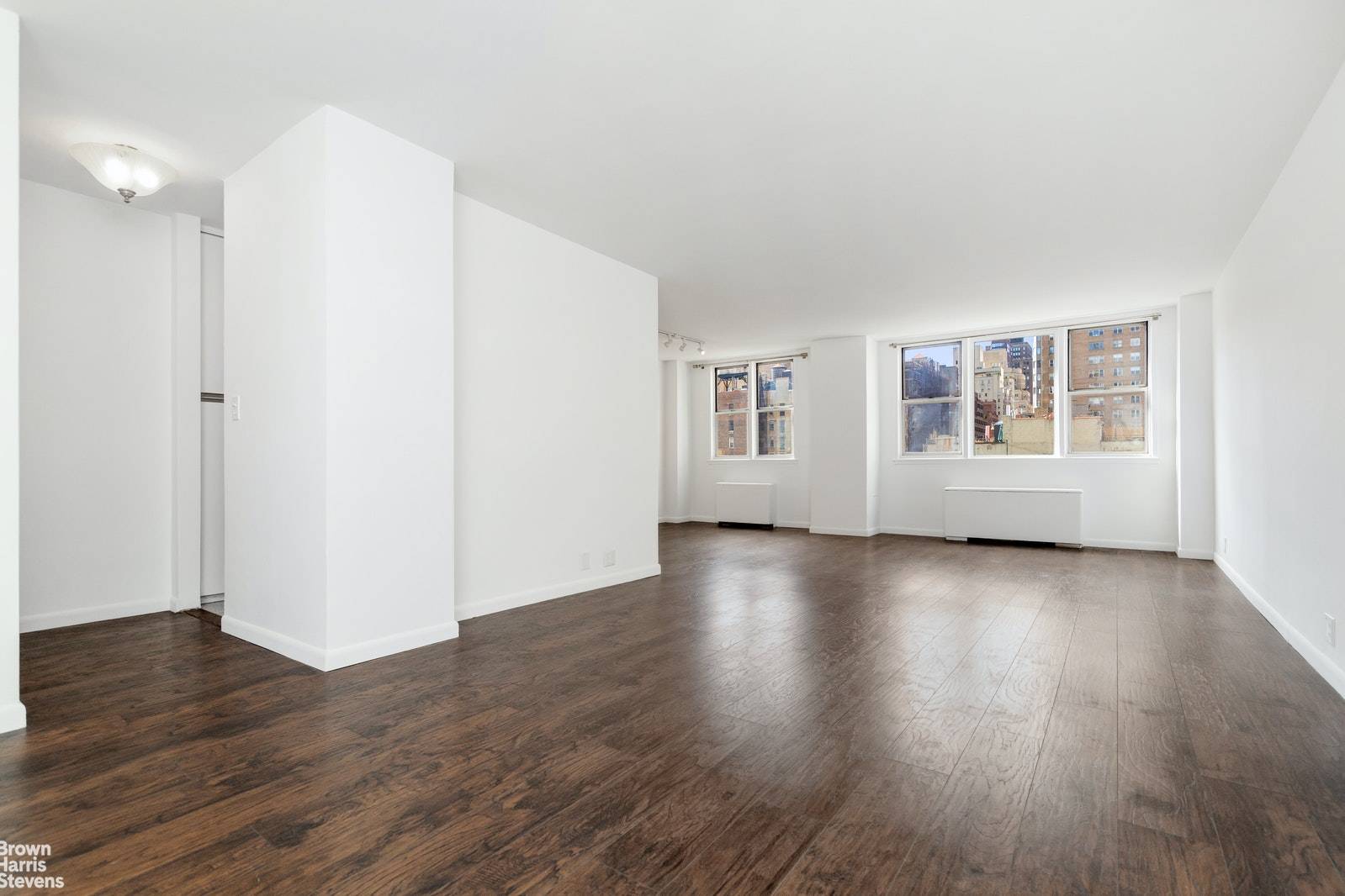 OPENHOUSE BY APPOINTMENTAt 904 sqft this sun flooded and over sized 1 bedroom apartment is the most coveted and rarely available line at the full service condominium, The Murray Hill ...