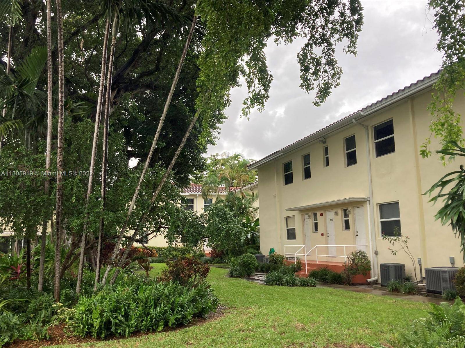 Beautiful landscaped condo features 1bedroom, 1 bath with 685 sq ft, located in adjacent Miami Shores, renovated cabinets, new appliances, modern bath, den office, plenty of space and walking closet, ...