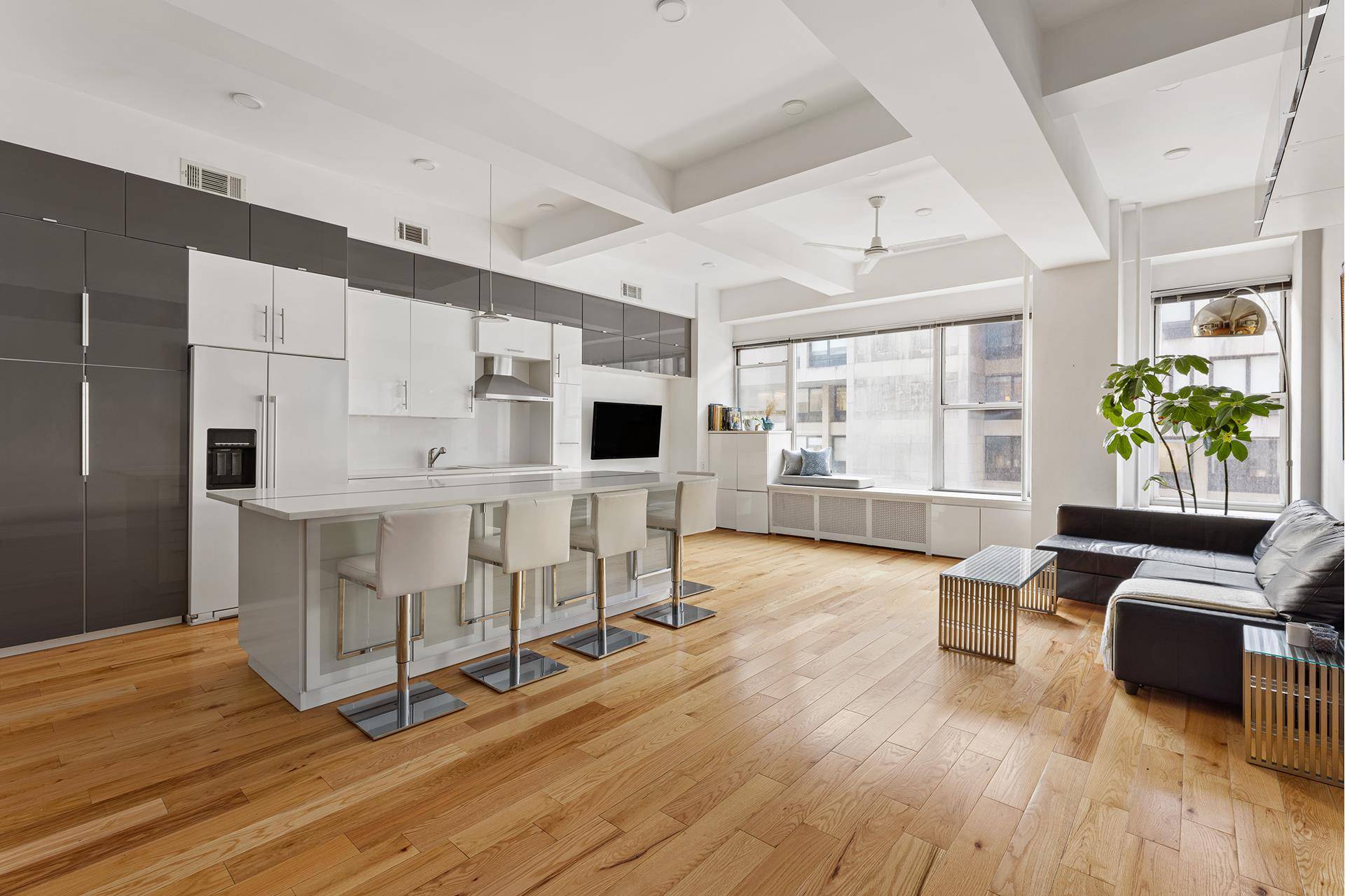 Introducing Residence 3D at 315 Seventh Avenue, a meticulously renovated 1, 000 sqft loft nestled within one of Chelsea's iconic art deco buildings.