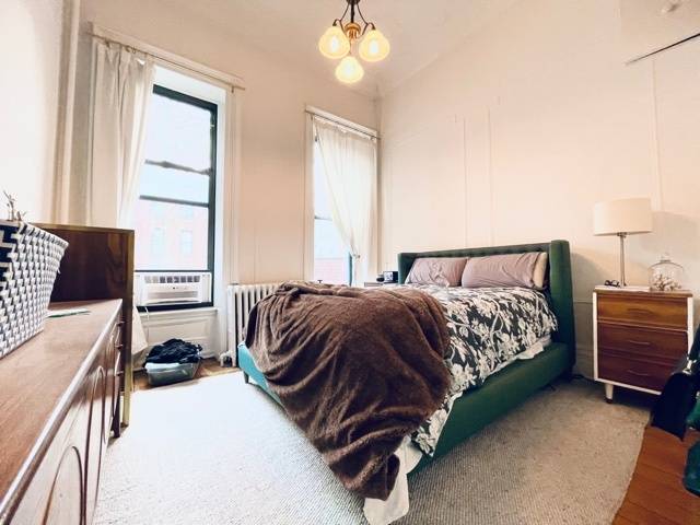 Lovely rare parlor floor townhouse in Prime Park Slope This beautiful apt features 12 foot ceilings, and great layout with a sunfilled bedroom, a super cool 2nd bedroom and beautiful ...
